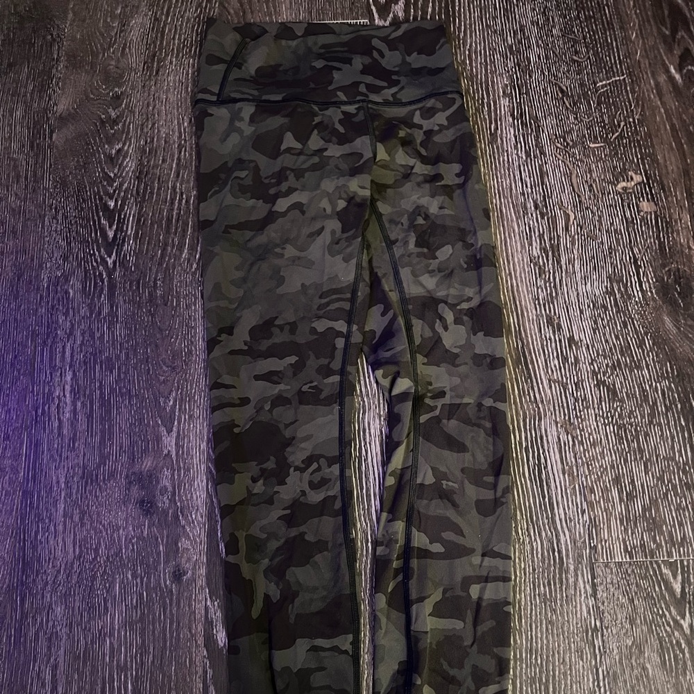 Green camo lulu lemon align leggings, size 4. Great condition.